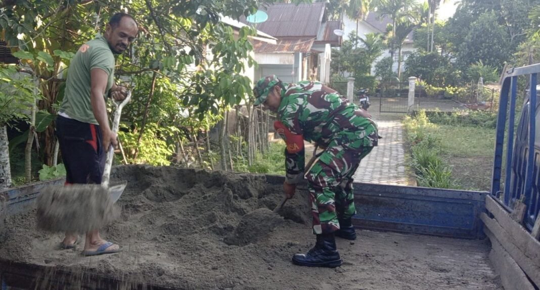 Babinsa Koramil 01/Sukajaya Bantu Warga Turunkan Material Pasir di Gampong Balohan