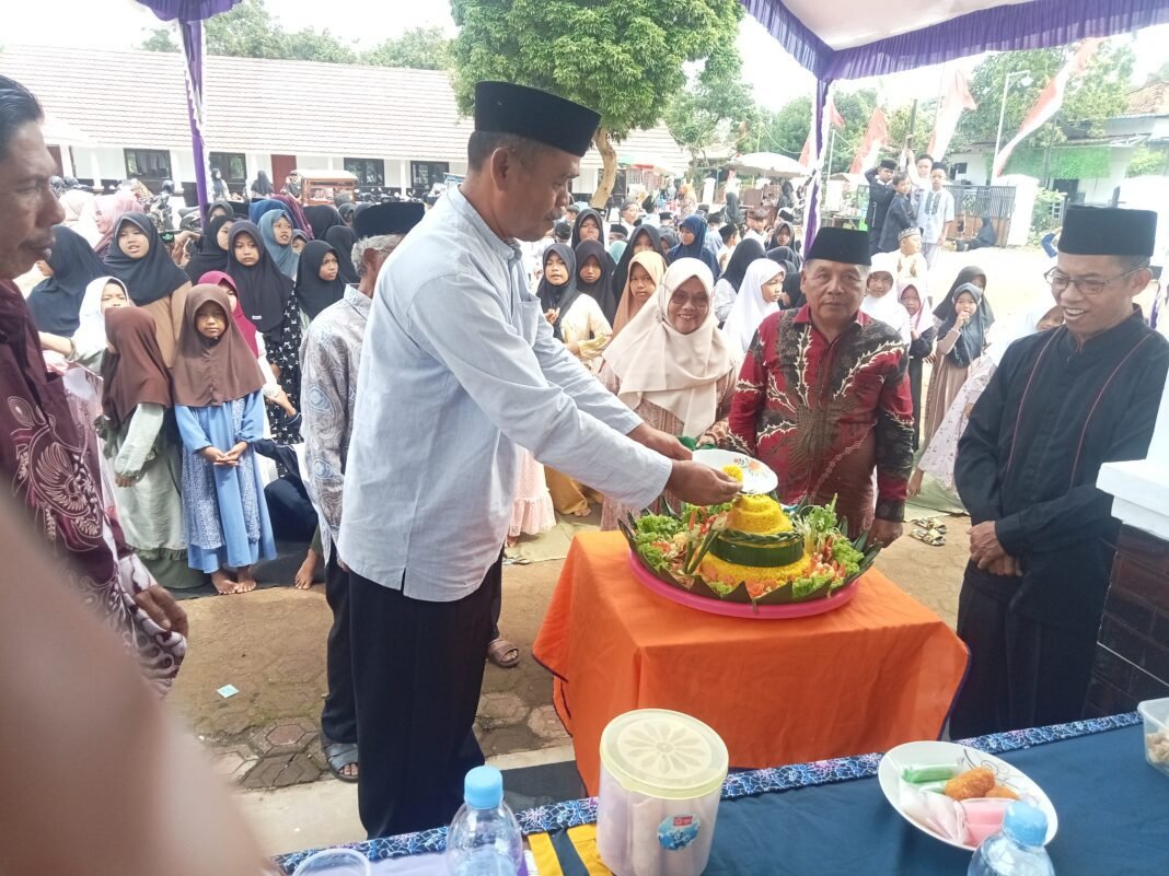 Ketua PGRI Cabang Cikaum resmikan Gedung UKS SDN Kartajaya