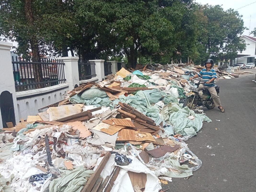 Ketua LSM Barakataktak Memperihatinkan Bekas Menumpuk Di Lingkungan DPRD Subang Matrial Rehabilitasi