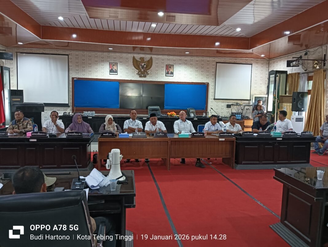 Pedagang Pajak Pasar Gambir Geruduk DPRD Kota Tebingtinggi Sampaikan Orasinya