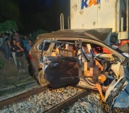 Mobil Avanza Digeruduk Kuda Besi, 8 Penumpang Meregang Nyawa