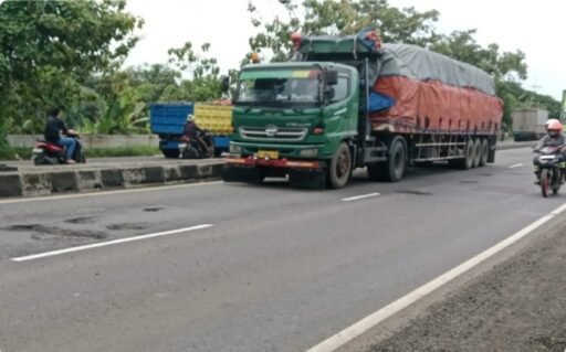 Dipenuhi Ranjau Lubang, Pengguna Jalan Pantura Indramayu Was-was