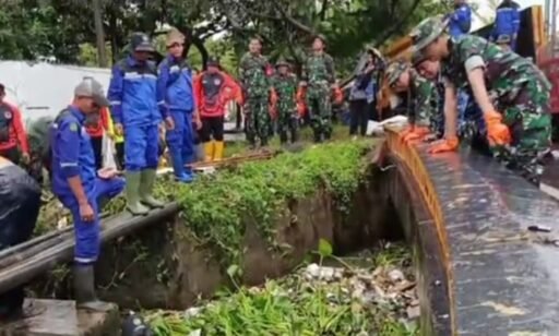 Kodim 0616/Indramayu Turun Tangan Bersihkan Sampah, Aksi Nyata Cegah Banjir di Tengah Guyuran Hujan