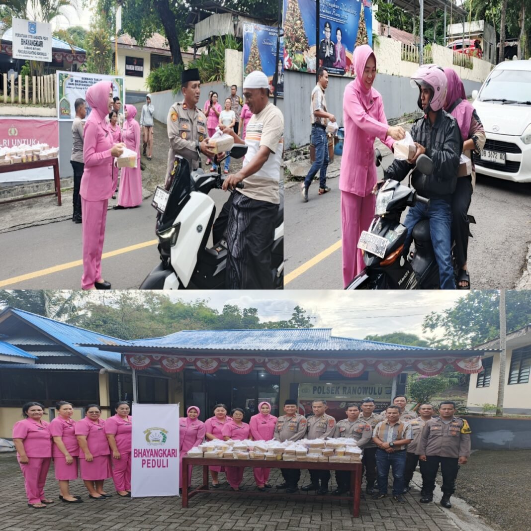 Eratkan Silahturahmi Polri Dan Masyarakat, Polsek Ranowulu Dan Bhayangkari Bagi Takjil Kepada Masyarakat