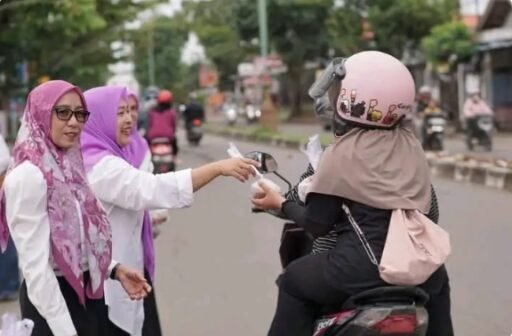 Berbagi di Bulan Suci Ramadan, Perempuan Bangsa Indramayu Tebar Ratusan Takjil