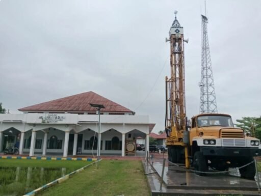 Truk Pengebor Raksasa Milik BBWS Jadi Ikon Menara Masjid di Jatibarang Indramayu