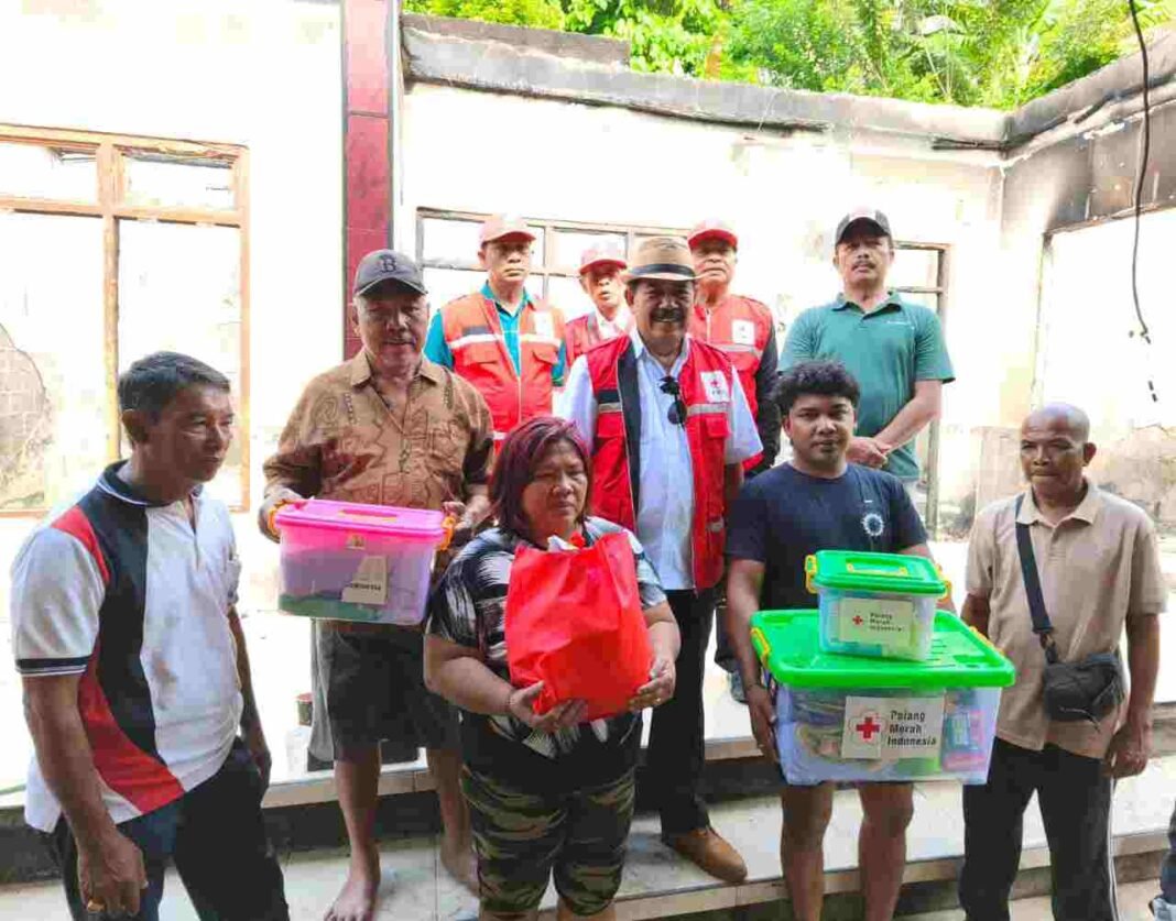 Pasca Kebakaran Rumah, PMI Klungkung Hadir Serahkan Bantuan Untuk Warga Desa Gunaksa