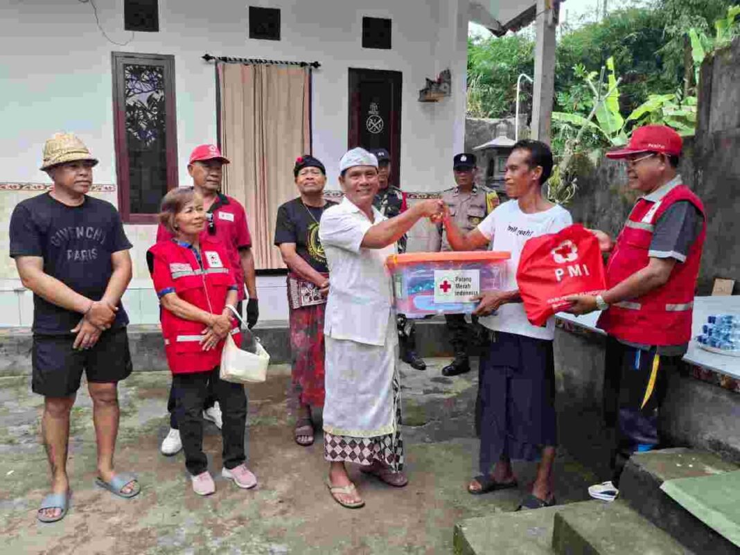 Solidaritas Di tengah Bencana : PMI Kabupaten Klungkung Salurkan Bantuan Kemanusiaan