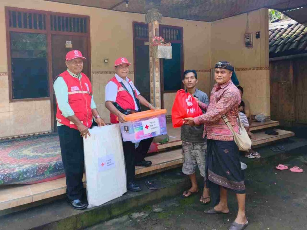 Cuaca Ekstrem Melanda Klungkung, PMI Salurkan Bantuan Darurat Korban Pohon Tumbang Di Desa Gunaksa
