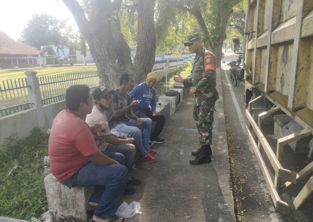 Lewat Komunikasi Sosial, Babinsa Kuta Ateuh Dorong Kesadaran Warga Jaga Kebersihan Kota