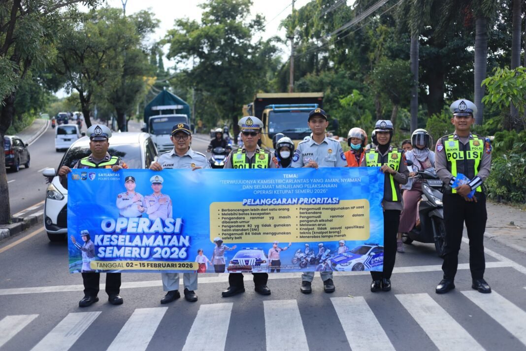 Satlantas Polres Gresik Gencarkan Edukasi Keselamatan, Pengguna Jalan Tertib Dapat Cokelat