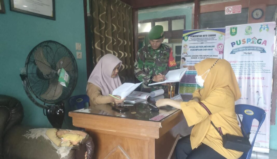 Babinsa Kuta Ateuh Bersama Bidan Desa Data Ibu Hamil, Dukung Kesehatan Ibu dan Anak | Kompas.sbs.-News