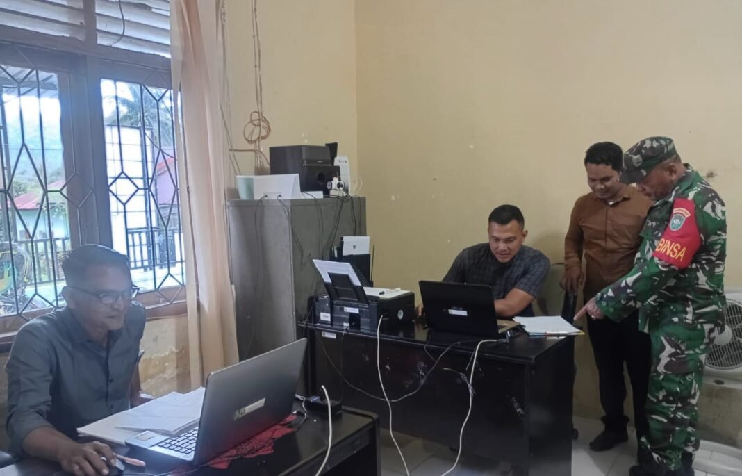 Babinsa Batee Shoek Lakukan Pendataan Penduduk, Perkuat Pembinaan Wilayah | Kompas.sbs.-News