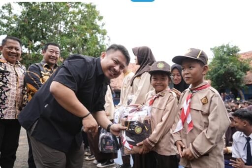Program Bantuan Seragam Sekolah Gratis Yang Diluncurkan Oleh Bupati Subang Menyisakan Polemik