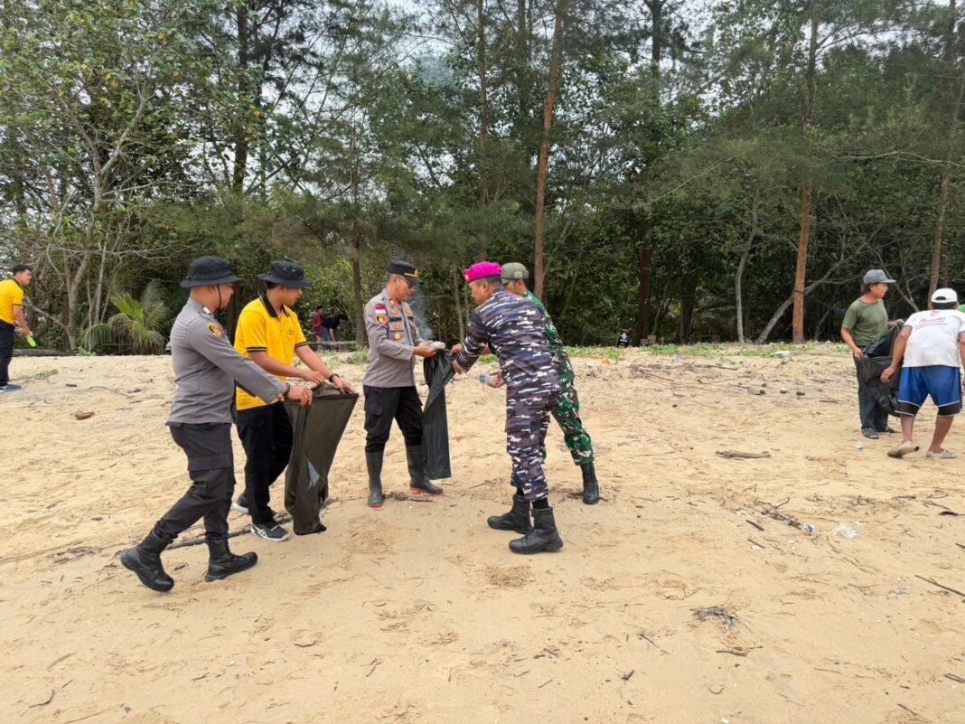 Aksi Nyata di Pesisir, Kodaeral XII Pimpin Gerakan ASRI Bersama Masyarakat