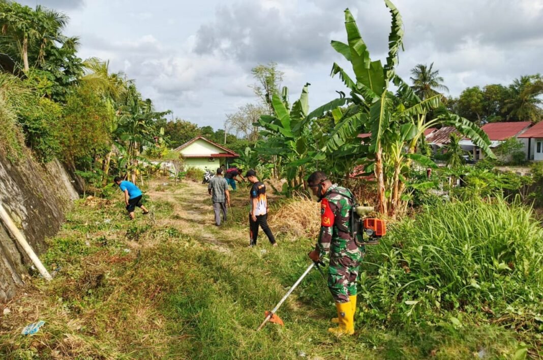 Kebersamaan Terjalin Erat, Babinsa dan Warga Kuta Barat Gotong Royong Bersama | Kompas.sbs.-News