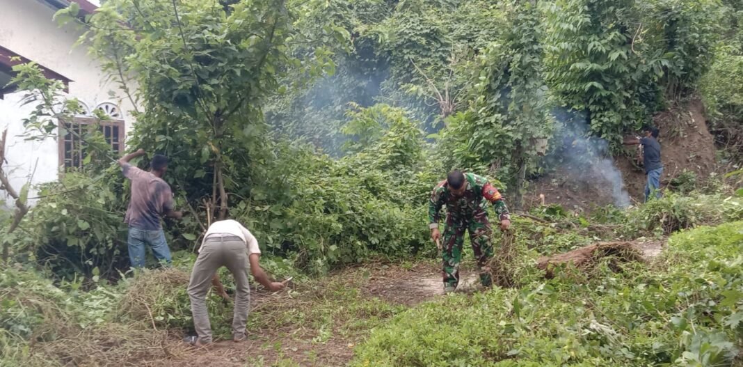 Sambut Ramadhan, Babinsa Koramil 01/Sukajaya Gotong Royong Bersihkan TPU di Balohan | Kompas.sbs.-News
