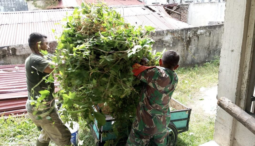 Bangun Kebersamaan, Babinsa Koramil 01/Sukajaya Bantu Warga Binaan Cari Pakan Ternak | Kompas.sbs.-News