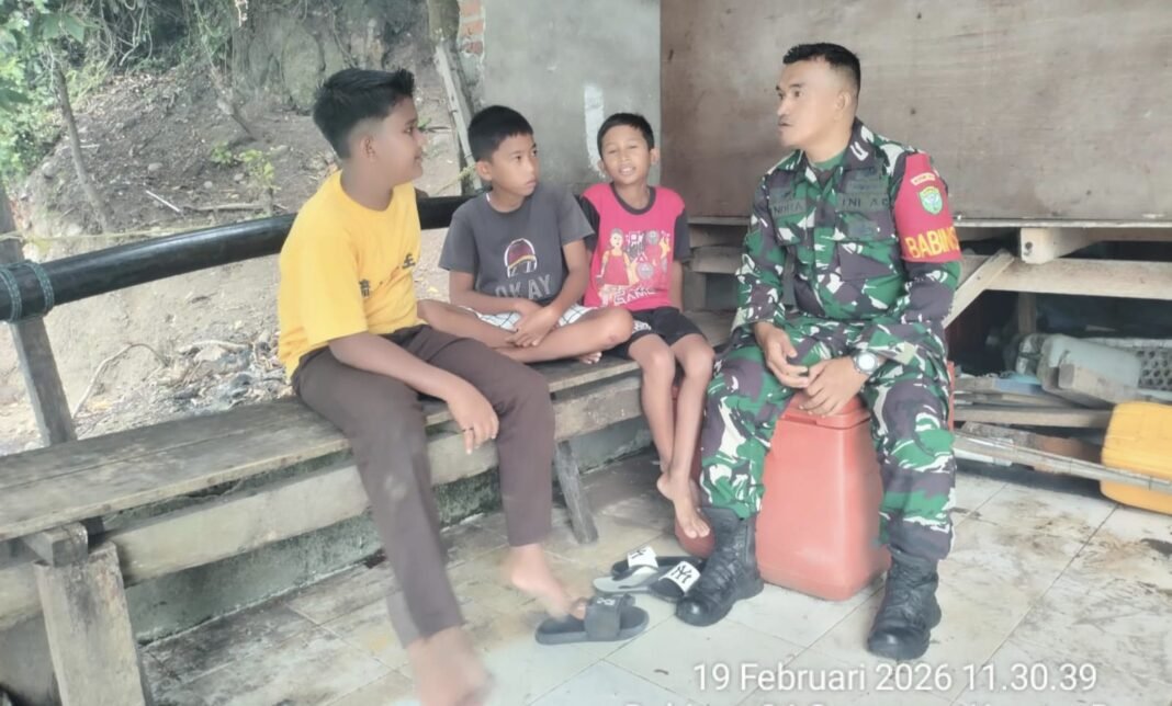Babinsa Ajak Anak-anak Desa Binaan Aktif dan Berakhlak Baik | Kompas.sbs.-News