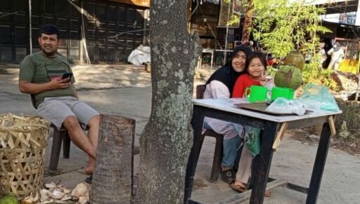 Luky Seorang Pemuda Yang Gigih Mencari Uang Di Bulan Puasa Dengan Menjual Air Kelapa Muda