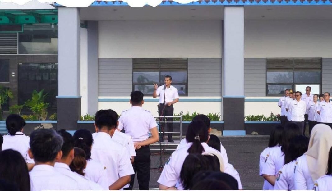 Tingkatkan Kedisiplinan Pasca Libur Panjang, Sekda Karo Pimpin Apel Gabungan Atas Arahan Bupati Karo