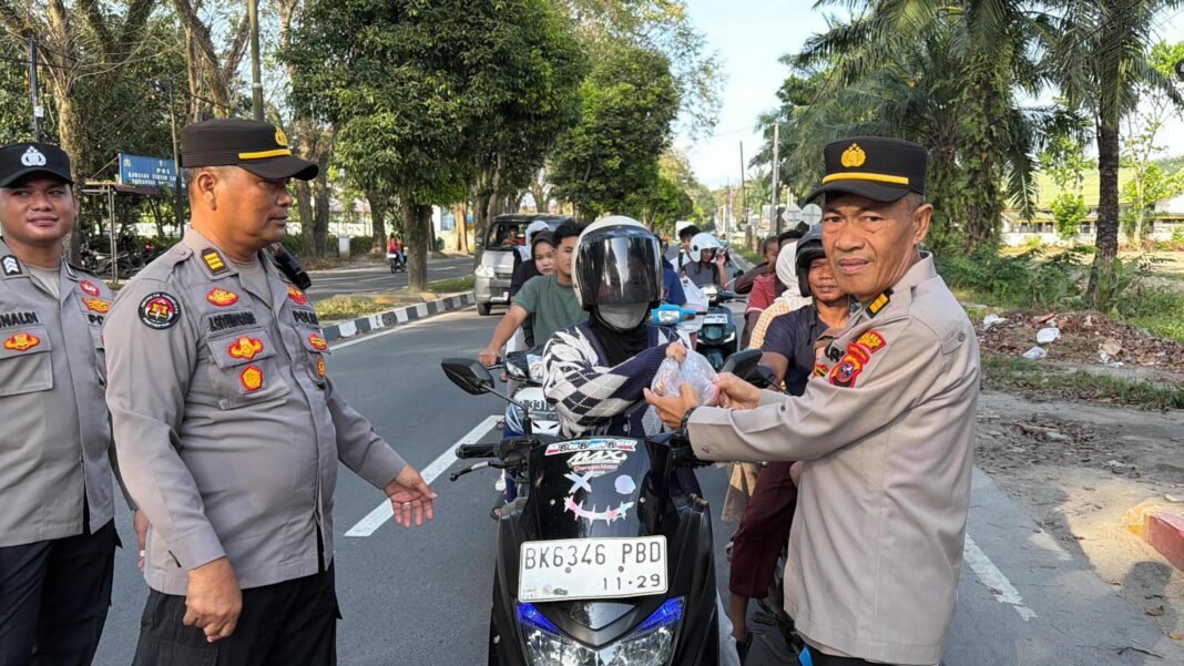 Hari Ke-4 Ramadhan, Polres Langkat Konsisten Berbagi Takjil untuk Masyarakat