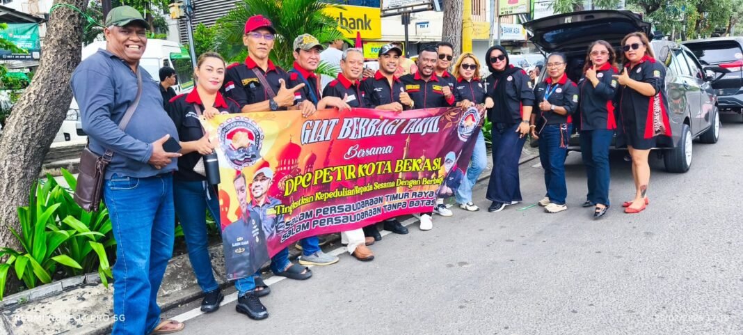 Berkah di Bulan Ramadhan; Petir Dpc kota Bekasi Bagikan Takjil kepada Masyarakat “