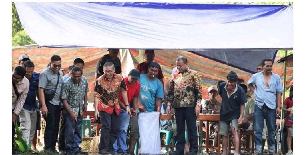 Bupati Dan Wakil Bupati Karo Turut Meriahkan Tradisi Ndurung Ikan di Embung Talimbaru