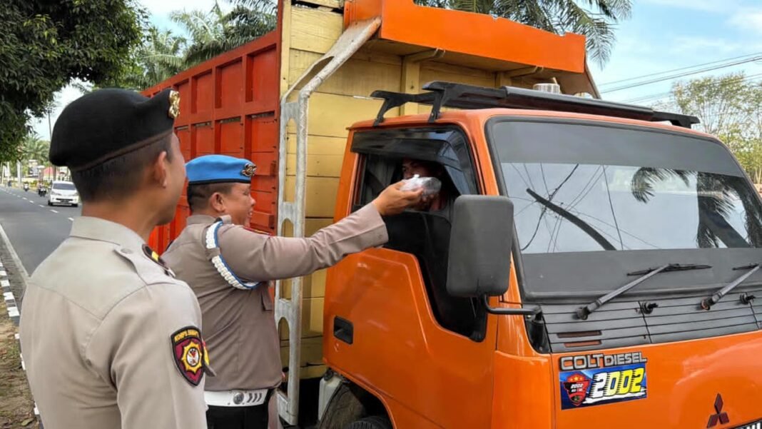 Wujud Nyata Kepedulian, Polres Langkat Bagikan Takjil Jelang Berbuka