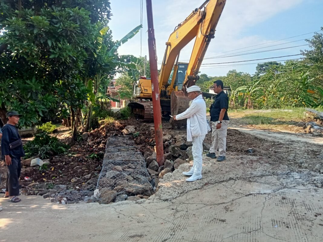 Forum Arus Bawah Bersama Penggiat Pemerhati Pemerintah Terjun langsung Pasca Banjir Ke Desa Mulyasari