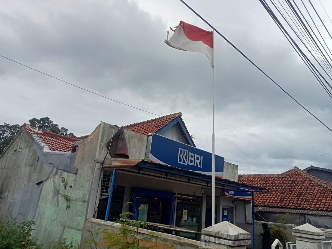 Miris!! Bendera Merah Putih Kondisi Sobek Di Biarkan Berkibar Di Kantor Unit BRI Cibogo
