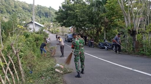 Babinsa Koramil 02/Sukakarya Bersama Warga Aneuk Laot Gotong Royong Bersihkan Bahu Jalan | Kompas.sbs.-News