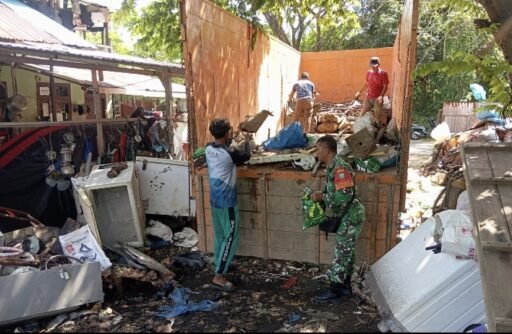 Wujud Kemanunggalan, Babinsa Koramil 01/Sukajaya Bantu Proses Pemuatan Barang Bekas Milik Warga | Kompas SBS.