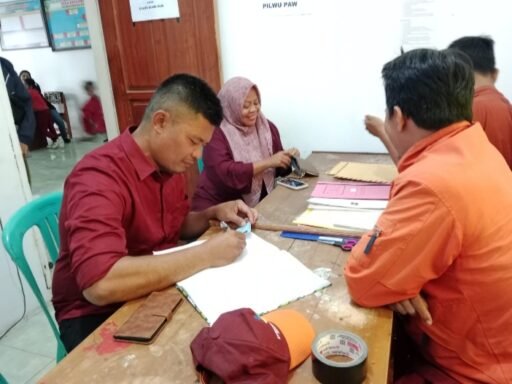 Resmi Mugeni Mendaftarkan Diri Sebagai Calon Kuwu PAW Desa Kaplongan Kidul