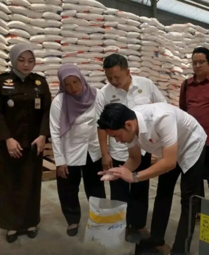 Bapanas Salurkan Bantuan Beras Dan Minyak Goreng Kepada 314,129 Warga Indramayu