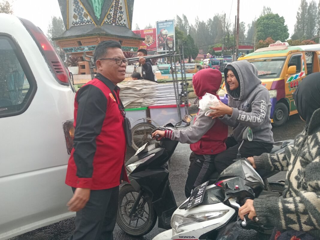 Bulan Suci Penuh Berkah !IKA SMANSAGI Bagi Bagi Takji Gratis di Tugu Perjuangan Berastagi