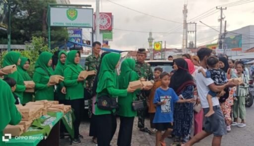 DanRamil 1608 Karangampel Bagikan Takjil Gratis Kepada Warga dan Penguna Jalan