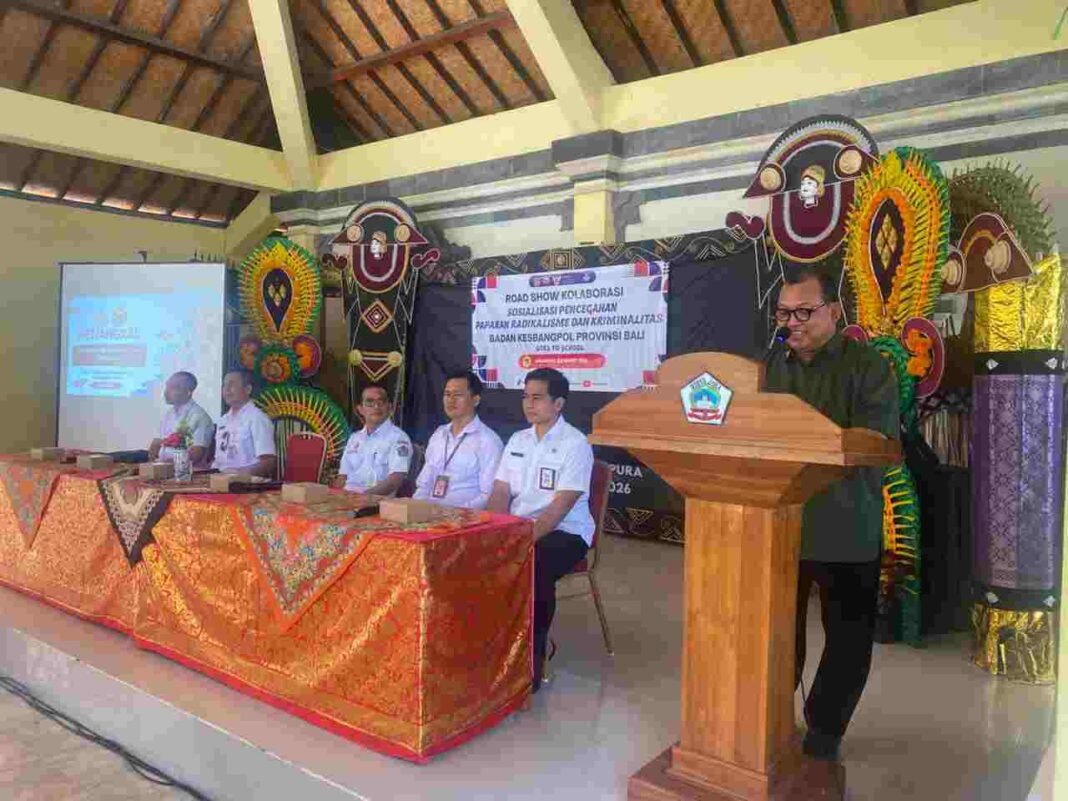 Kaban Kesbangpol Bali, Buka Sosialisasi Pencegahan Paparan Radikalisme Dan Kriminalitas Di SMAN 2 Amplapura
