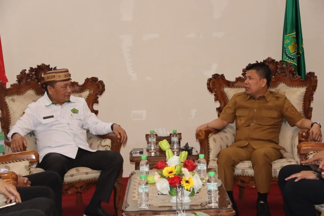 Dr. H. Muhajirin Yanis, menerima audiensi Bupati Sambas, Satono, di Ruang Tamu VIP Kanwil Kemenag Kalbar,