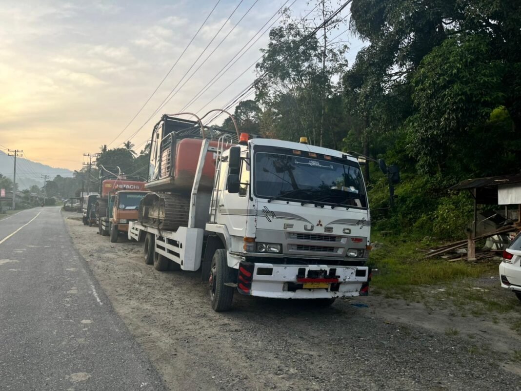 Polda Sumut Amankan Dua Ekskavator Ada Interervensi Diduga Dari Oknum Tambang Emas Ilegal di Madina Polda Sumut Amankan Dua Ekskavator Ada Interervensi Diduga Dari Oknum Tambang Emas Ilegal di Madina
