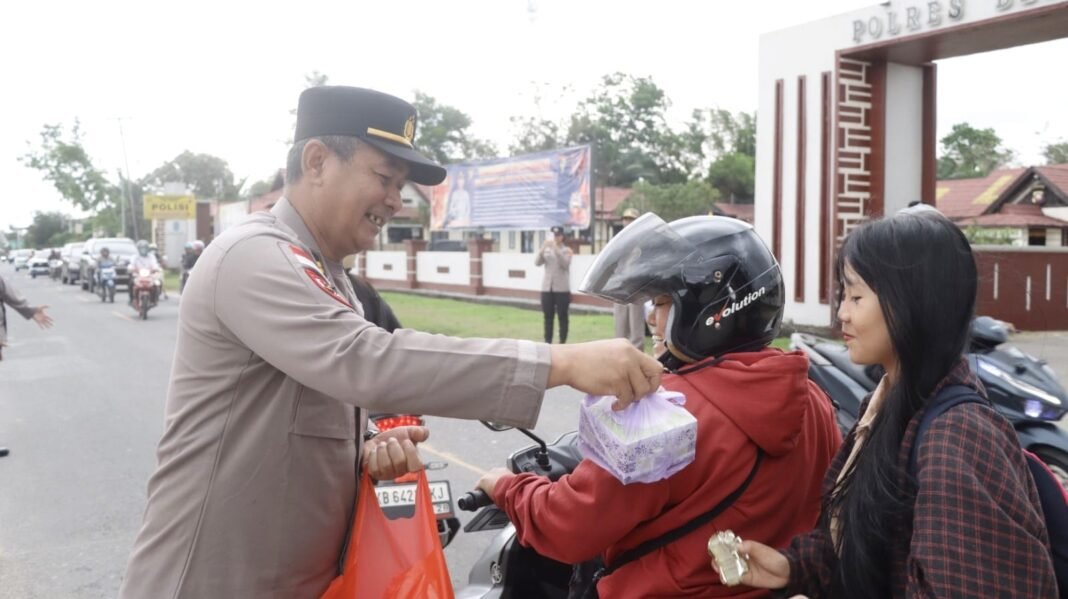 Polres Bengkayang Berbagi Berkah Ramadan, Ratusan Takjil Dibagikan untuk Masyarakat