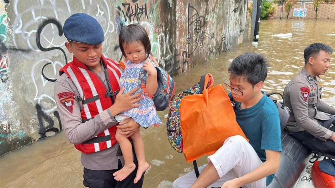 Banjir 2 Meter Rendam Bangka V Jaksel, Brimob Evakuasi Warga