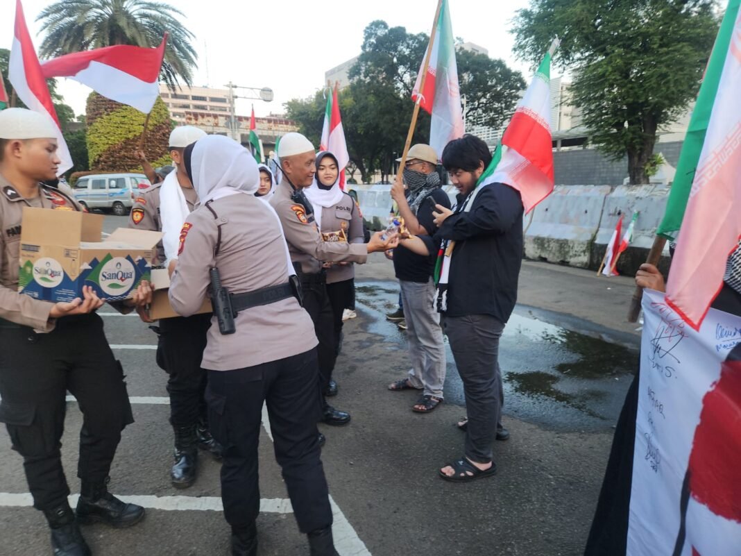 Penyampaian Aspirasi di Kedubes AS Berlangsung Kondusif, Polisi Bagikan Snack ke Peserta Aksi