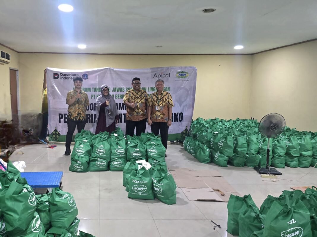 Apical Peduli Bagikan Berkah Ramadhan di Marunda Pulo
