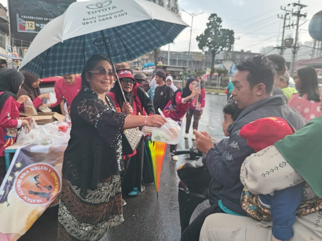Bagi Takjil Gratis IKA SMANSAGI di Hadiri Kepala Sekolah SMA N 1 Berastagi Normawati Martina Ginting