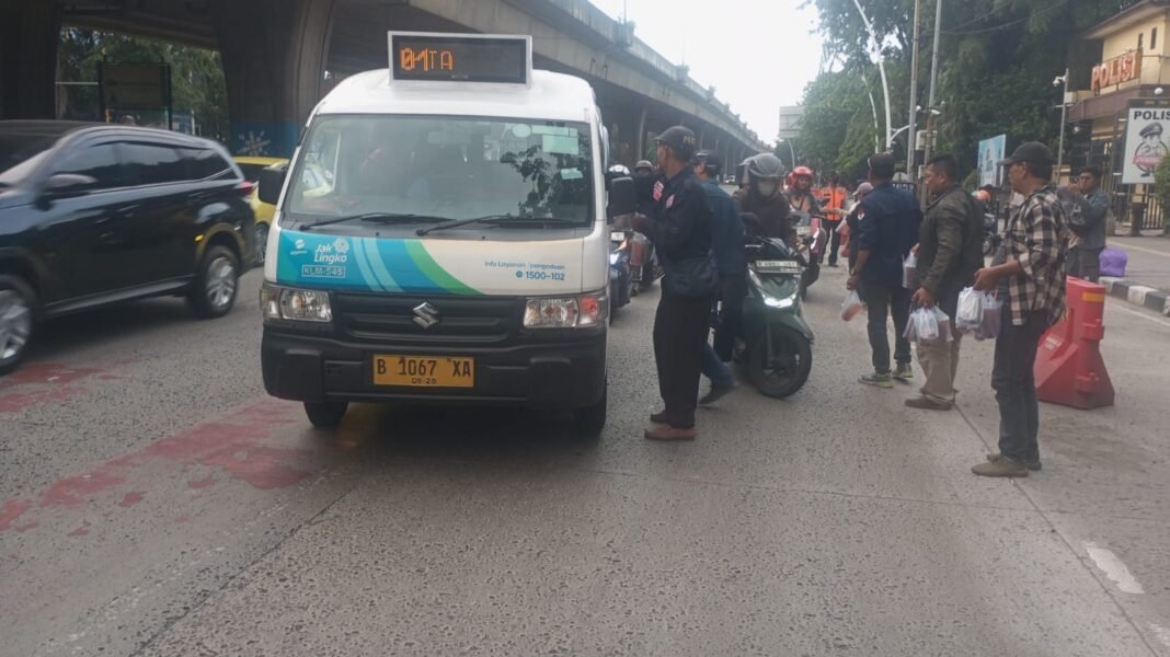 “FWJI DKI Jakarta Utara Gelar Aksi Sosial, Bagikan Takjil Gratis untuk Pengendara”