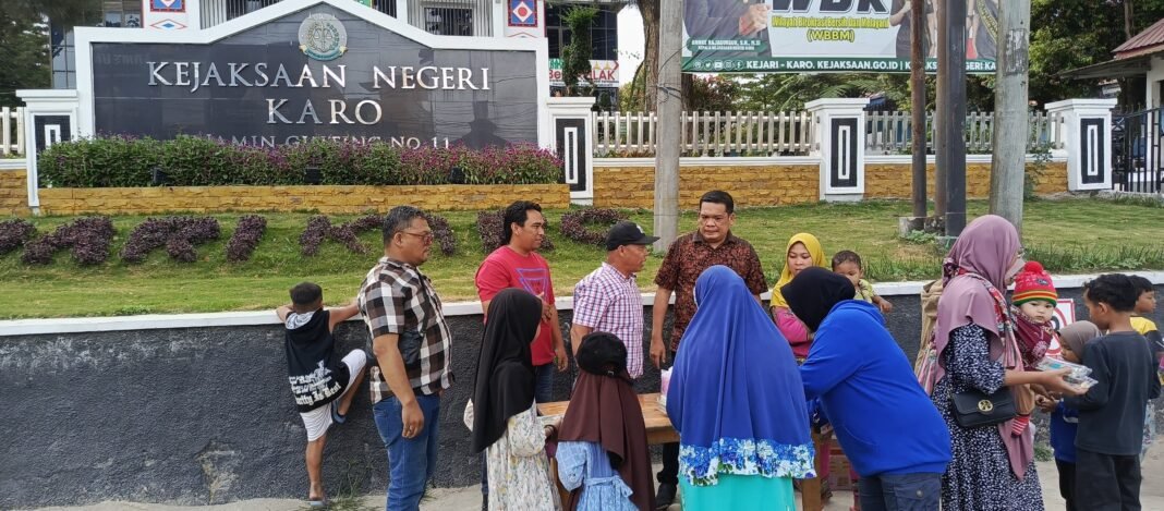 Sambut Bulan Ramadhan,Forwaka Karo Bagi Bagi Takjil di Depan Kejari Karo
