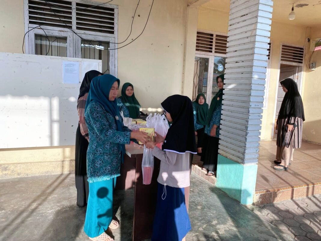 TP PKK Gampong Batee Shok Berbagi Takjil untuk Anak Yatim dalam Rangka HKG PKK ke-54 Tahun 2026 | Kompas.sbs.