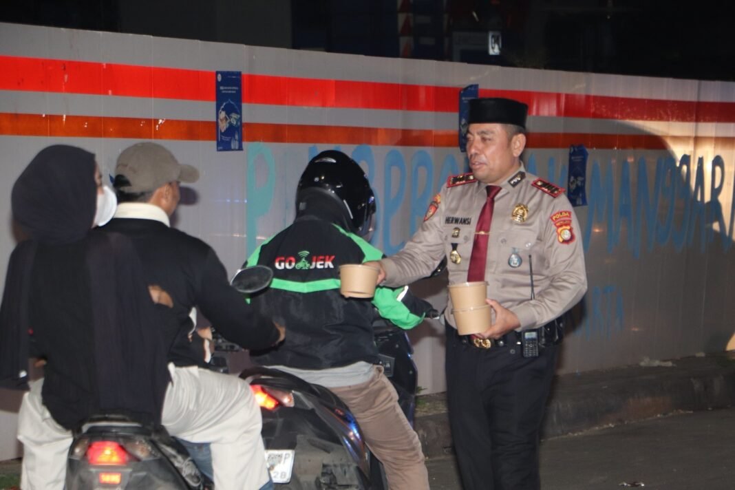 Ramadhan Berkah, Ditpamobvit PMJ Bersama Masyarakat Pecinta Polri Turun ke Jalan Bagikan Sahur