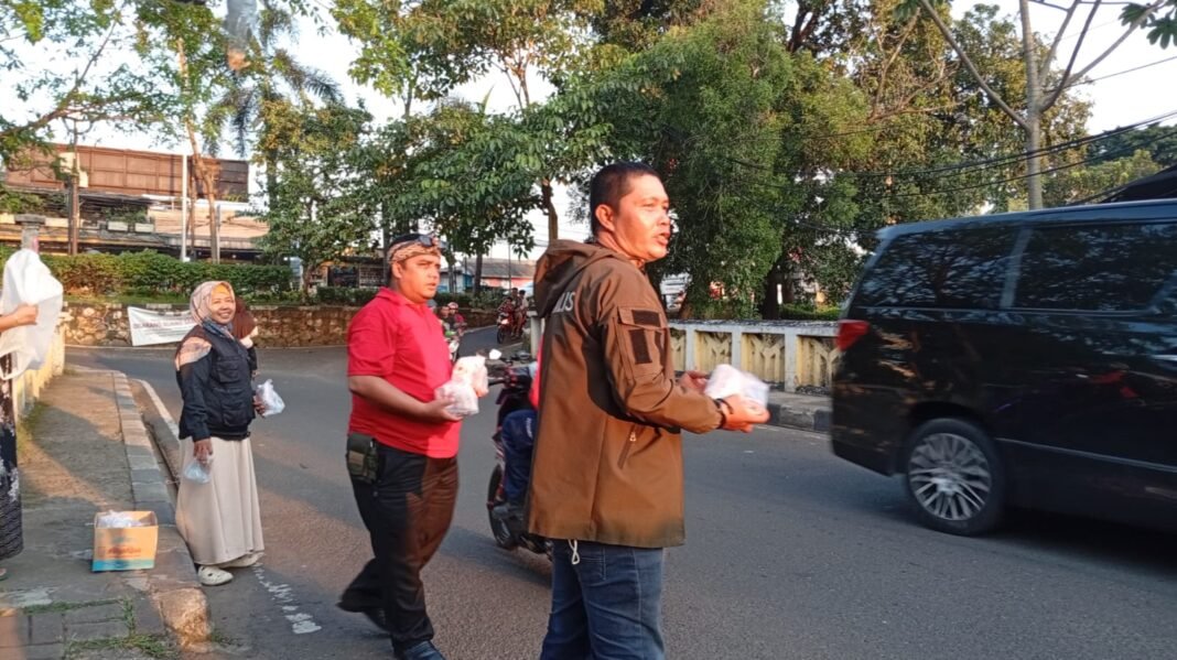 MIO Indonesia DKI Jakarta Berbagi Takjil di Jakarta Timur, Pengendara Sambut Antusias